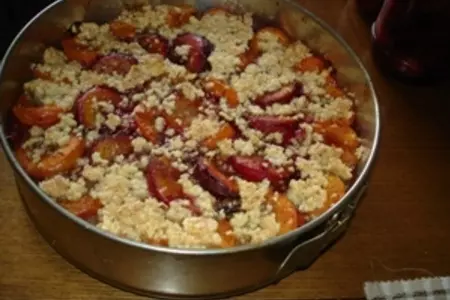 Творожный пирог со сливами и абрикосами "безделушка": шаг 4