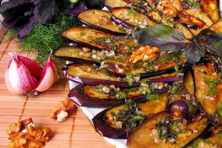 Баклажаны под острым "зеленым" соусом с орехами: шаг 8