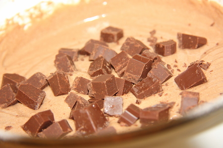 Шоколадные кексы на пиве с начинкой: шаг 5