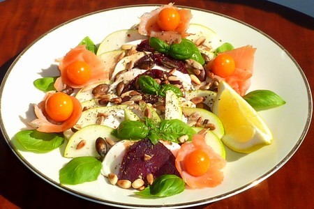 Салат из свеклы, груши, моцареллы - с лососем: шаг 3