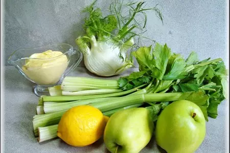 Салат из сельдерея, яблок и фенхеля с запечённой свиной корейкой и можжевельником: шаг 7