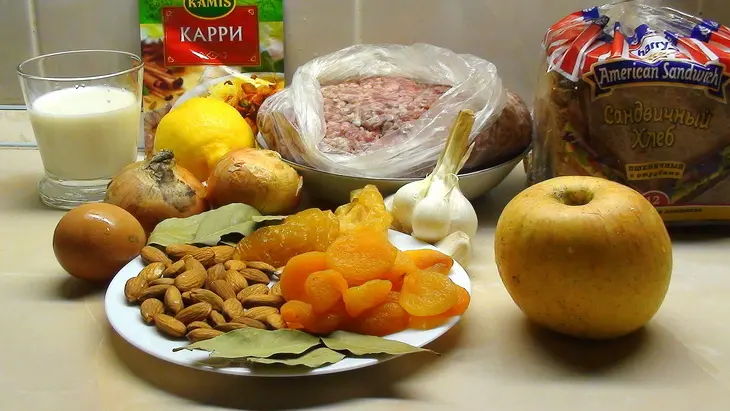 Боботи, мясная запеканка с сухофруктами: шаг 1