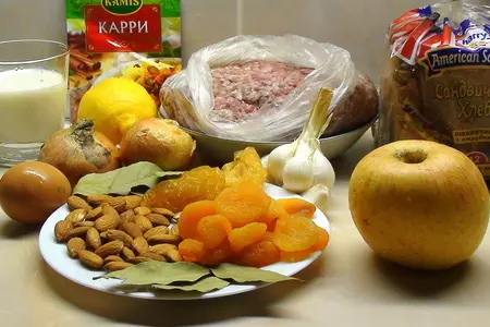 Боботи, мясная запеканка с сухофруктами: шаг 1