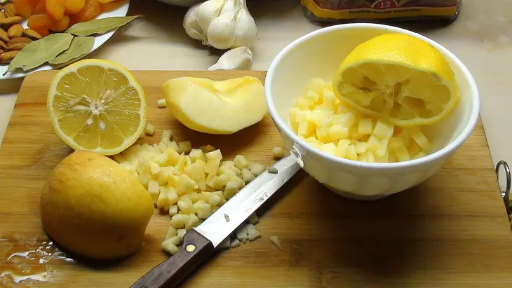 Боботи, мясная запеканка с сухофруктами: шаг 2
