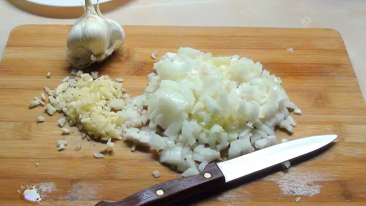 Боботи, мясная запеканка с сухофруктами: шаг 5