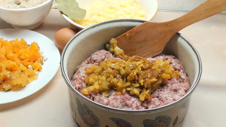 Боботи, мясная запеканка с сухофруктами: шаг 7