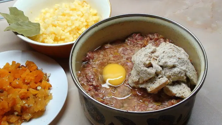 Боботи, мясная запеканка с сухофруктами: шаг 8