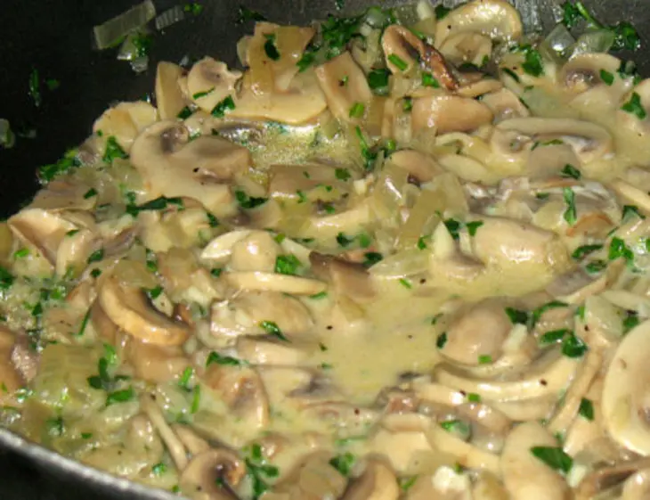 Рикотта-канноли, запечёные с грибами (cannoli di ricotta su gratin di funghi): шаг 4