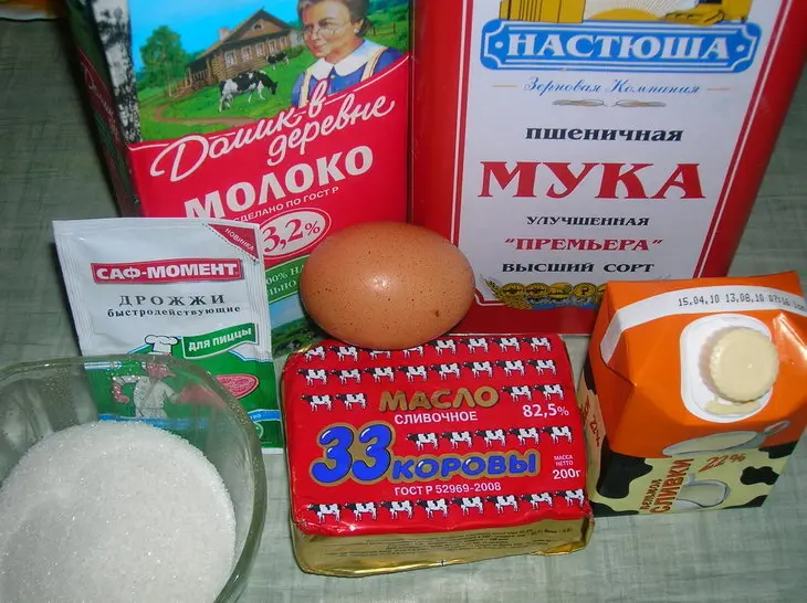 Открытый пирог с креветками в соусе из перца  и кедровых орехов: шаг 1