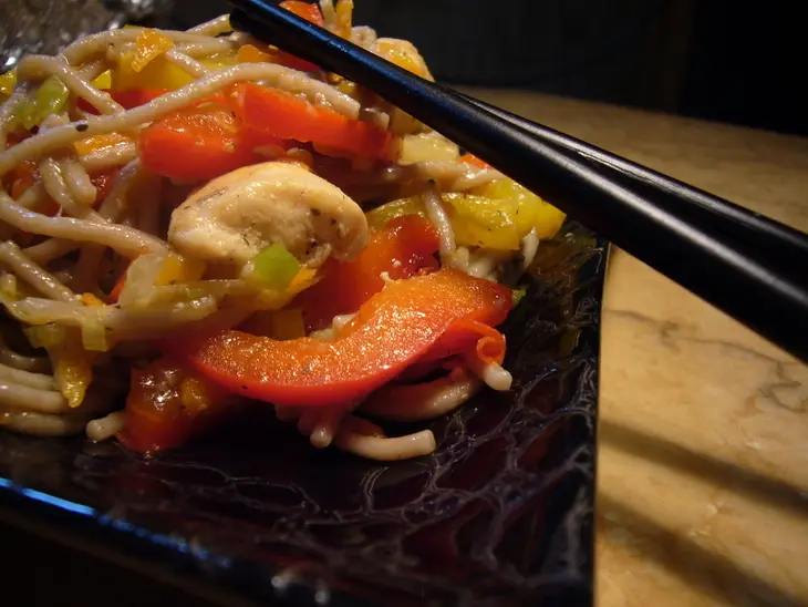 Гречневая лапша с жареной индейкой и овощами.: шаг 3