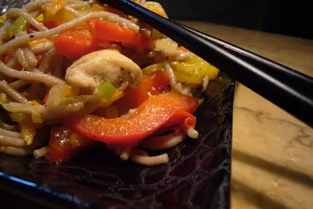 Гречневая лапша с жареной индейкой и овощами.: шаг 3