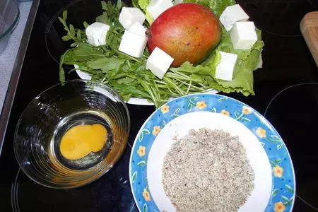 Дуэль...салат с манго и овечьим сыром в ореховой панировке: шаг 1