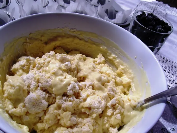 Маффины с белым шоколадом и черникой: шаг 5