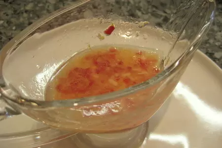 Легкий салат с цукини, креветками и моцареллой: шаг 5