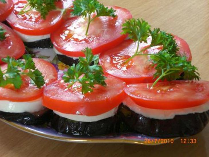 Закуска полосатая ( баклажаны с моццарелой и помидорами): шаг 1