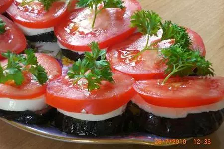 Закуска полосатая ( баклажаны с моццарелой и помидорами): шаг 1