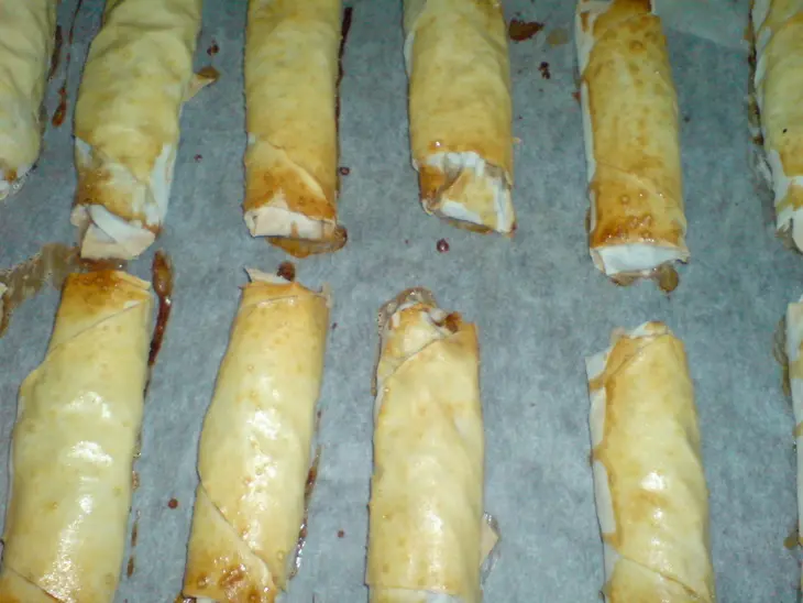 Рулеты с филадельфией,орехами и помидорками  ("börek"): шаг 7
