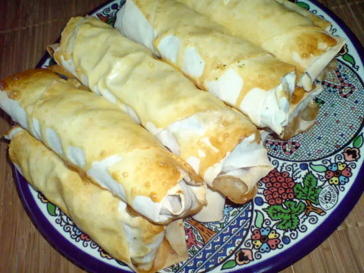 Рулеты с филадельфией,орехами и помидорками  ("börek"): шаг 8
