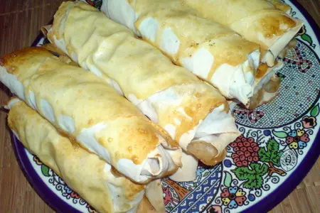 Рулеты с филадельфией,орехами и помидорками  ("börek"): шаг 8