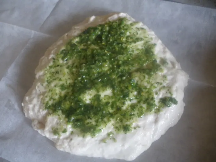 Фокачча с песто, вялеными помидорами и орешками: шаг 1