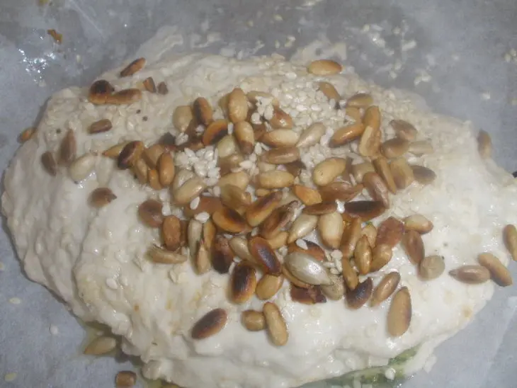 Фокачча с песто, вялеными помидорами и орешками: шаг 2