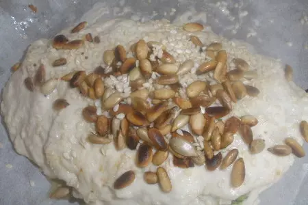 Фокачча с песто, вялеными помидорами и орешками: шаг 2