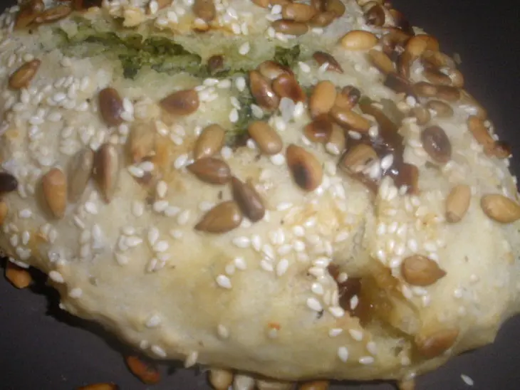 Фокачча с песто, вялеными помидорами и орешками: шаг 3