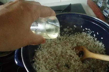Ризотто чёрное с креветками: шаг 6