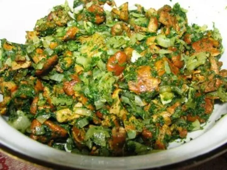 Праздничная курица, фаршированная лисичками, сыром и шпинатом: шаг 1