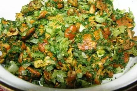 Праздничная курица, фаршированная лисичками, сыром и шпинатом: шаг 1
