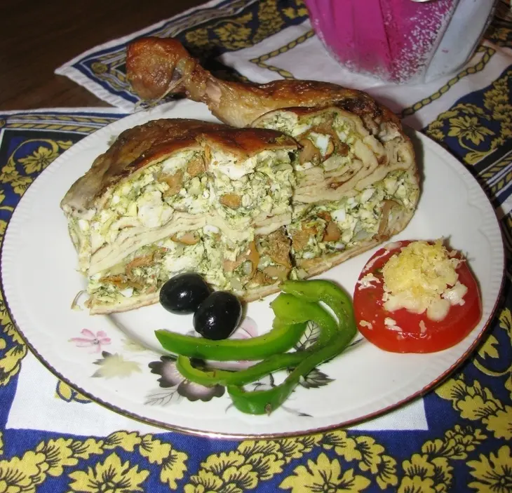 Праздничная курица, фаршированная лисичками, сыром и шпинатом: шаг 3