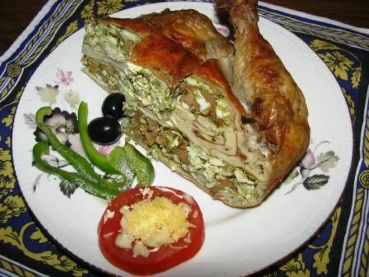 Праздничная курица, фаршированная лисичками, сыром и шпинатом: шаг 4