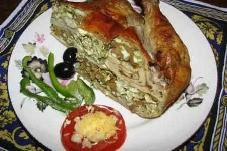 Праздничная курица, фаршированная лисичками, сыром и шпинатом: шаг 4
