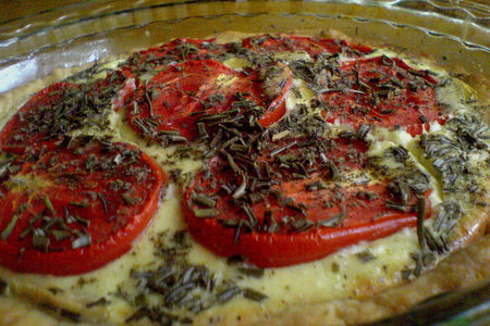 Открытый пирог с томатами, козьим сыром и шалфеем: шаг 8
