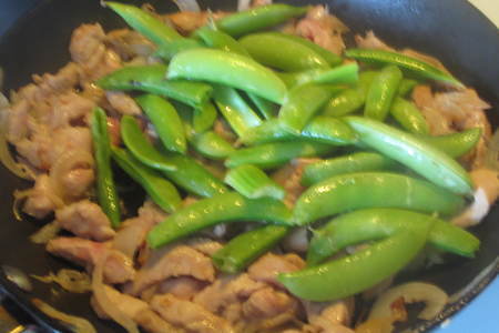 Жаренные спагетти со свининой и овощами в стиле chow mein: шаг 10