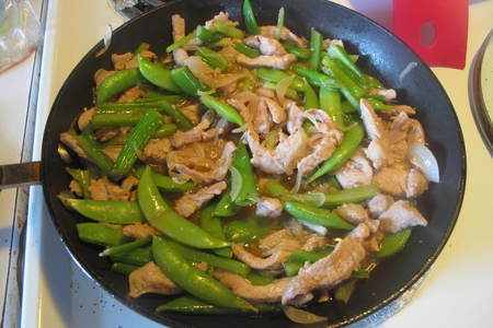 Жаренные спагетти со свининой и овощами в стиле chow mein: шаг 12