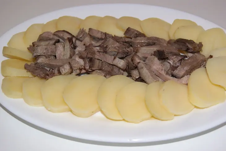 Наш любимый  картофельный салат: шаг 1