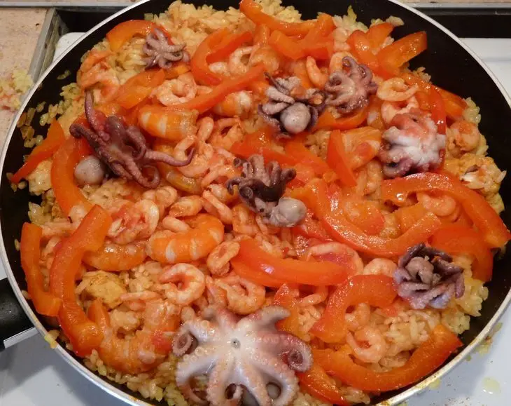 Паэлья с курицей и мореподуктами: шаг 7