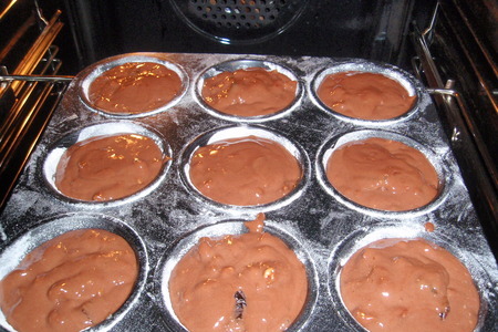 Мини-кексы с какао, черносливом и орехами: шаг 2