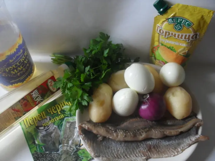 Салат с сельдью и картофелем: шаг 1
