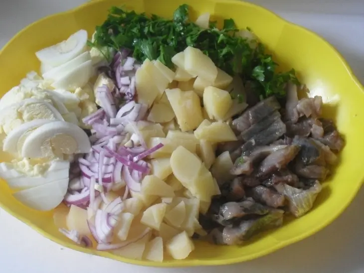Салат с сельдью и картофелем: шаг 2