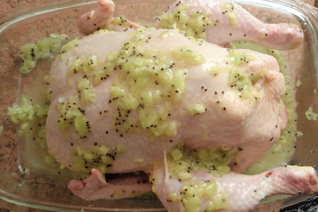Курица запеченная с киви и сухофруктами.: шаг 3