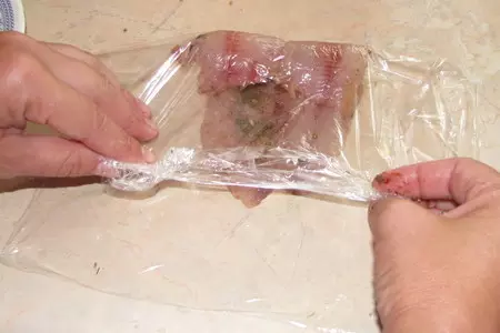 Свежесолёный омуль в рулетиках: шаг 4