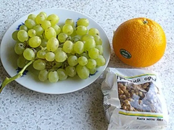 Салат из курицы с виноградом: шаг 1