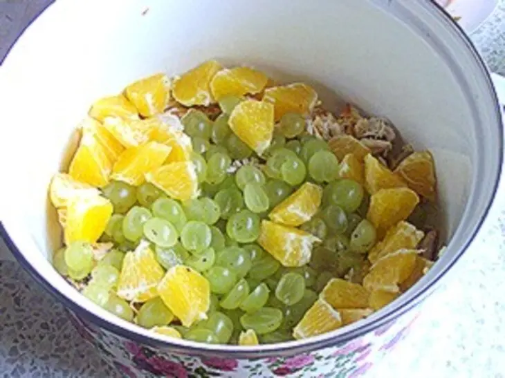 Салат из курицы с виноградом: шаг 7