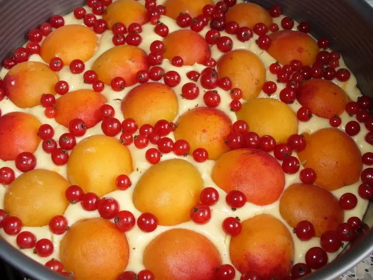 Пирог  " шалунья " (с абрикосами и смородиной): шаг 4