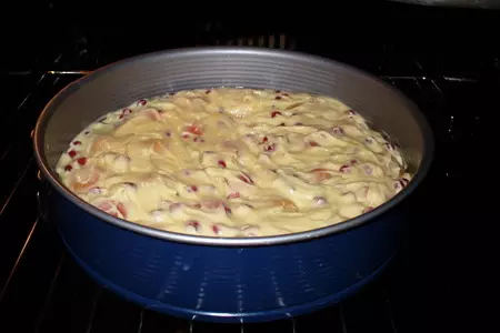 Пирог  " шалунья " (с абрикосами и смородиной): шаг 5
