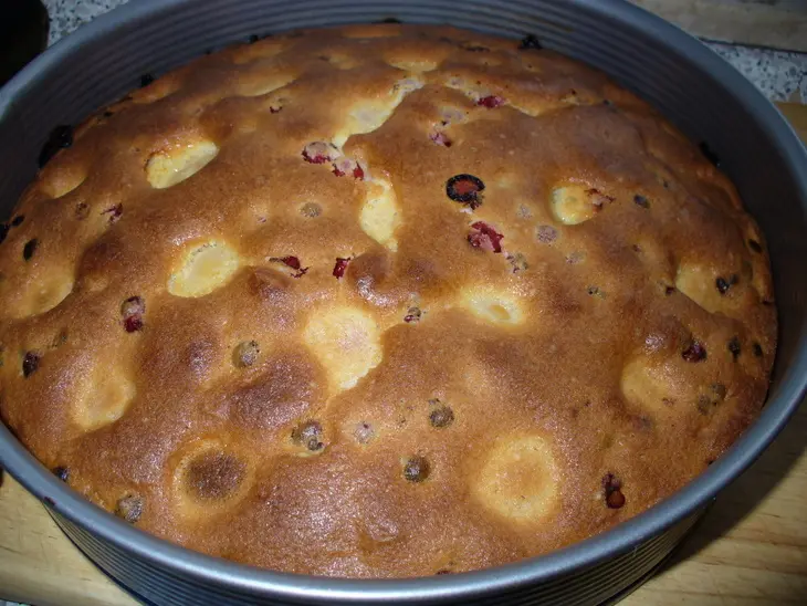 Пирог  " шалунья " (с абрикосами и смородиной): шаг 6