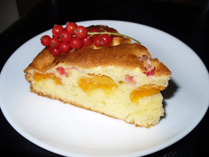 Пирог  " шалунья " (с абрикосами и смородиной): шаг 7