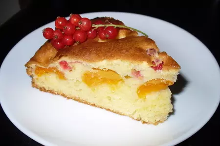 Пирог  " шалунья " (с абрикосами и смородиной): шаг 7